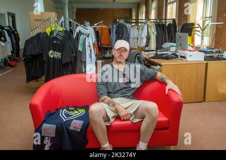 Liam McDaid, dalla casa di moda Amach (Sustainable Irish Fashion Brand) nel suo studio presso la Old Rosemount Factory, Derry in Irlanda del Nord. Foto Stock