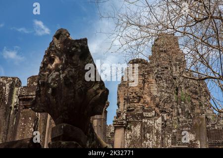 Le rovinose torri di Prasat Bayon, Angkor Thom, Siem Reap, Cambogia Foto Stock