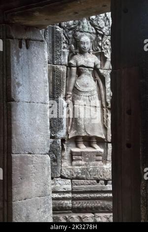 Scultura in bassorilievo di un Apsara nel santuario interno, Prasat Bayon, Angkor, Siem Reap, Cambogia Foto Stock