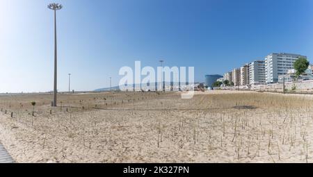 Figueira da Foz Portogallo 08 07 2021: Splendida vista panoramica di Figueira da Foz, spiaggia Claridade con passaggi pedonali e principale viale del Brasile, lungo Foto Stock