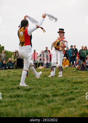 Sunrise morris ballerini ballare sul Ladies Parlour verde nel Jack in the Green festival 2022 maggio - West Hill, Hastings East Sussex Inghilterra Regno Unito Foto Stock