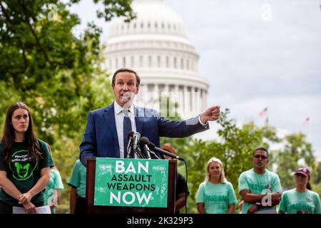 Washington, Stati Uniti. 22nd Set, 2022. Il senatore Chris Murphy (D-CT) parla ad un rally che chiede al Senato di approvare un divieto di armi d'assalto. Il raduno ha visto la partecipazione di vittime, famiglie e sopravvissuti, nonché di membri del Congresso. L'evento è stato ospitato dal quarto marzo, un'organizzazione che è stata formata in risposta alla parata del 4 luglio 2022 che ha ucciso 7 persone e ferito 48 persone a Highland Park, Illinois. (Foto di Allison Bailey/SOPA Images/Sipa USA) Credit: Sipa USA/Alamy Live News Foto Stock