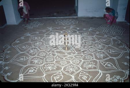 Rangoli, Pittura con polvere di Chowk Foto Stock