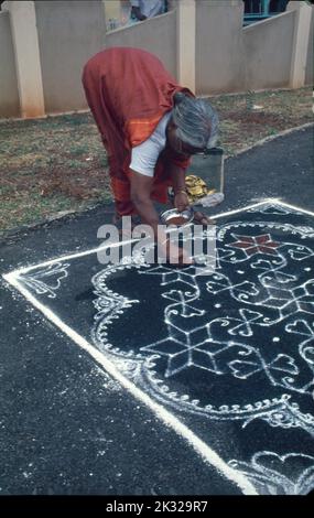 Rangoli, Pittura con polvere di Chowk Foto Stock