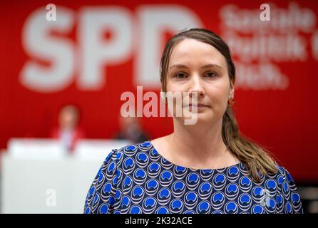 Suhl, Germania. 24th Set, 2022. Katharina Schenk, Segretario di Stato presso il Ministero degli interni e degli Affari comunali della Turingia, si è assunta la carica di vice presidente di Stato alla conferenza del partito di Stato della SPD della Turingia nel Centro Congressi Suhl. I socialdemocratici turingi intendono rieleggere il loro comitato esecutivo statale oggi, e il ministro degli interni Maier sta cercando un secondo mandato come presidente di stato. Credit: Michael Reichel/dpa/Alamy Live News Foto Stock