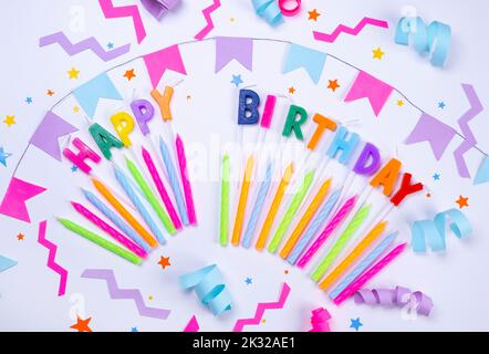 Decorazione festa compleanno bambini. Torta finte blu con candela. Piccola  festa a tema principe. Tavolo decorato per festeggiare il compleanno dei  bambini. Primo piano di dicembre Foto stock - Alamy