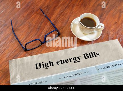 Quotidiano immobiliare con bicchieri e caffè su una scrivania Foto Stock