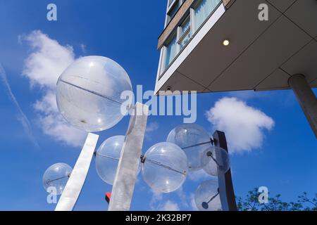 ENSCHEDE, PAESI BASSI - 30 APRILE 2022: Architettura moderna a Roombeek. Il distretto è più conosciuto per il disastro dei fuochi d'artificio nel 2000, dove 23 persone Foto Stock