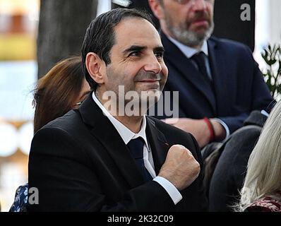 Parigi, Francia. 24th Set, 2022. Presidente del Concistoro centrale d'Israele di Francia, Elie Korchia in occasione dell'inaugurazione del lungomare e Place Sousa Mendes, situato sulla striscia mediana di boulevard des Batignolles a Parigi 8th e 17th tra Place Prosper Goubaux e rue Andrieux, a Parigi, Francia, il 23 settembre 2022. Eroe della seconda guerra mondiale, Aristides Sousa Mendes, diplomatico portoghese di stanza a Bordeaux durante la debacle francese del 1940, rifiuta di seguire gli ordini del governo portoghese di Salazar e indiscriminatamente rilascia diverse migliaia di visti per minacciare pe Foto Stock