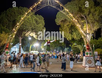 Spettacolo teatrale all'aperto al Limassol Wine Festival 2022, Giardino Municipale di Limassol, Cipro. Foto Stock