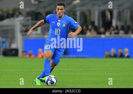 Milano, Italia, 23rd settembre, 2022 nella foto da sinistra a destra, Giacomo Raspadori d'Italia Durante il calcio Nations League 2022 Italia-Inghilterra Credit: Massimo Insabato/Alamy Live News Foto Stock