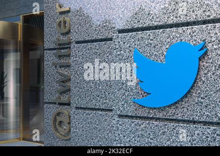 Logo Twitter sulla facciata della sede centrale Foto Stock