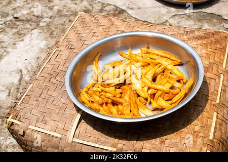 fettine di mango sotto il sole per asciugarlo per fare polvere di mango o sottaceti. Conservazione naturale dell'alimento. Foto Stock