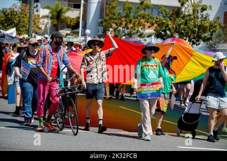 Brisbane, Australia. 24th Set, 2022. Membro della Commissione federale dei Verdi per Griffith Max Chandler-Mather e Consigliere di Brisbane per il Gabba Ward Jonathan Sriranganathan visto durante la marcia del Brisbane Pride. I membri e gli alleati della comunità LGBT hanno marciato attraverso il West End di Brisbane fino a Musgrave Park come parte del Brisbane Pride Festival, dopo due anni di ritardi dovuti alla pandemia del COVID 19. Brisbane Pride ha celebrato e sostenuto la comunità LGBTIQ per oltre trent'anni. Credit: SOPA Images Limited/Alamy Live News Foto Stock