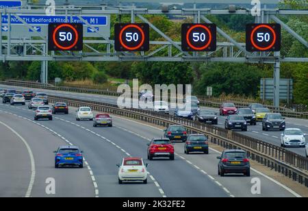 TODDINGTON, INGHILTERRA, Regno Unito - 04 settembre 2022 - traffico sulla M1 'Smart' autostrada vicino a Toddington, Bedfordshire, Inghilterra, Regno Unito. Le autostrade intelligenti sono state Foto Stock