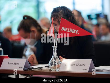 Berlino, Germania. 24th Set, 2022. Le bandiere del partito di sinistra si trovano su un tavolo alla convention di stato del partito presso l'hotel Vienna House Andel's Berlin. Credit: Paul Zinken/dpa/Alamy Live News Foto Stock