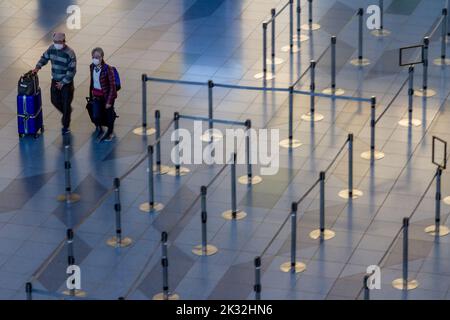 Tokyo, Giappone. 1st Feb, 2019. Coppia giapponese più anziana all'area di check-in delle partenze dell'Aeroporto Internazionale Haneda, Tokyo. (Credit Image: © Damon Coulter/SOPA Images via ZUMA Press Wire) Foto Stock