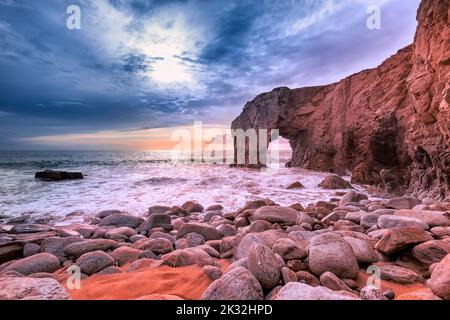 Vista panoramica del mare contro il cielo con Arche de Port Blanc in Bretagna, Francia Foto Stock