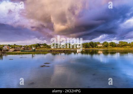 Vista panoramica del mare contro il cielo nel Morbihan, Francia Foto Stock