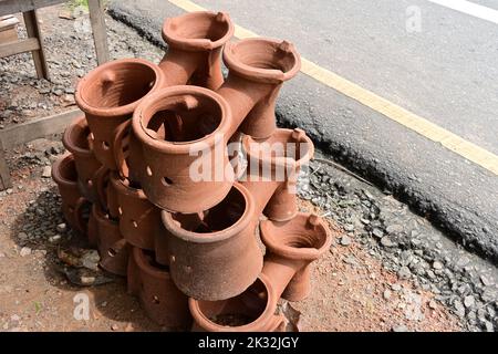 Stufe a doppia creta impilate su uno ad un altro vicino ad una strada per vendere in Sri Lanka Foto Stock