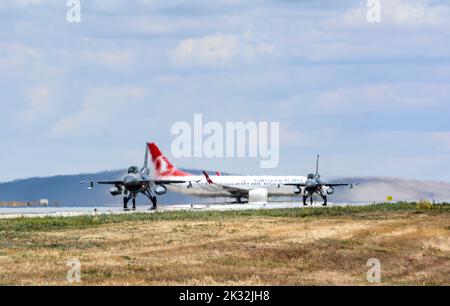 Falcon combattente del F-16 turco tra i due Boeing Thy 737 - 800 Sultanbeyli a İnternational Aquila Anatolia esercizio Konya Turkiye 06.30.2022, Foto Stock