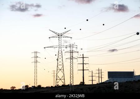 Un bellissimo scatto di tralicci di trasmissione elettrica ad alta tensione Foto Stock