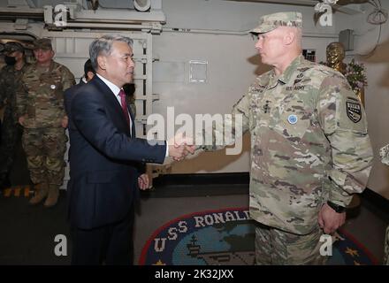 Busan, Corea del Sud. 24th Set, 2022. 24 settembre, 2022-Busan, Corea del Sud-Lee Jong SUP del Ministro della Difesa sudcoreano (R) e del generale Paul Lacamera USFK Commander scrolla le mani al CVN-76 USS Ronald Reagan a Busan, Corea del Sud. (Credit Image: © Ministero della Difesa via ZUMA Press Wire) Credit: ZUMA Press, Inc./Alamy Live News Foto Stock