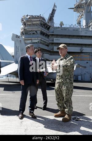 Busan, Corea del Sud. 24th Set, 2022. 24 settembre 2022-Busan, Corea del Sud-Lee Jong SUP del Ministro della Difesa sudcoreano (R) e del Capitano della Marina statunitense Fred Goldhammer che parla sul ponte principale di CVN-76 USS Ronald Reagan a Busan, Corea del Sud. (Credit Image: © Ministero della Difesa via ZUMA Press Wire) Credit: ZUMA Press, Inc./Alamy Live News Foto Stock