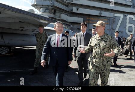 Busan, Corea del Sud. 24th Set, 2022. 24 settembre, 2022-Busan, Corea del Sud-Lee Jong SUP del Ministro della Difesa sudcoreano (L) e del Capitano della Marina statunitense Fred Goldhammer che parla sul ponte principale di CVN-76 USS Ronald Reagan a Busan, Corea del Sud. (Credit Image: © Ministero della Difesa via ZUMA Press Wire) Credit: ZUMA Press, Inc./Alamy Live News Foto Stock