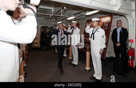 Busan, Corea del Sud. 24th Set, 2022. 24 settembre 2022-Busan, Corea del Sud-Lee Jong SUP del Ministro della Difesa sudcoreano(C) e della Marina statunitense saluto reciproco alla CVN-76 USS Ronald Reagan di Busan, Corea del Sud. (Credit Image: © Ministero della Difesa via ZUMA Press Wire) Credit: ZUMA Press, Inc./Alamy Live News Foto Stock