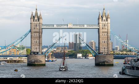 Tower Bridge aperto per la chiatta a vela volontà. La chiatta a vela del Tamigi si dirigerà verso il basso verso un ponte aperto della Torre. Foto Stock