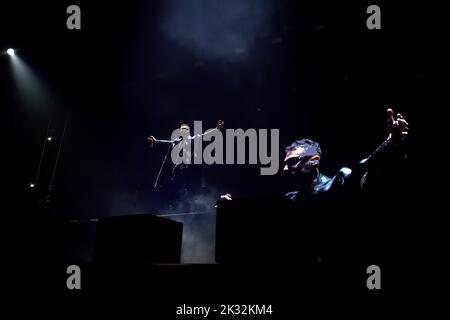 Roma, Italia. 23rd Set, 2022. Il rapper italiano Marracash, pseudonimo di Fabio Bartolo Rizzo, in concerto al Palazzo dello Sport di Roma (Italia) 24 settembre 2022 Credit: dpa/Alamy Live News Foto Stock