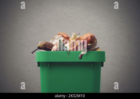 La spazzatura può essere piena di rifiuti organici, riciclaggio e concetto di raccolta differenziata dei rifiuti Foto Stock