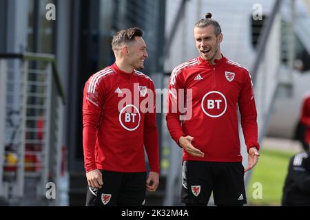 Cardiff, Regno Unito. 24th Set, 2022. Gareth Bale of Wales (r) con Connor Roberts of Wales durante la sessione di allenamento della squadra di calcio del Galles MD1 presso il vale Resort di Hensol, vicino a Cardiff, sabato 24th settembre 2022. La squadra si sta preparando per la prossima partita, una partita della lega delle Nazioni UEFA contro la Polonia domani . questa immagine può essere utilizzata solo per scopi editoriali. Solo per uso editoriale, foto di Andrew Orchard/Andrew Orchard sports photography/Alamy Live news Credit: Andrew Orchard sports photography/Alamy Live News Foto Stock