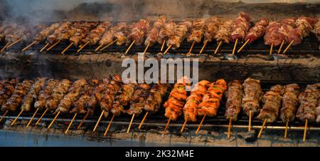 all'interno del ristorante souvlaki, due linee di carne tradizionale greca spiedata souvlaki pronta per essere servita Foto Stock