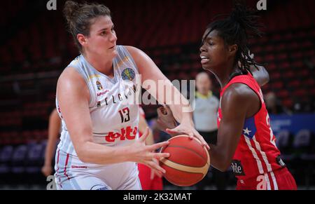 Sydney, Australia. 24th Set, 2022. Kyara Linskens e Puerto Rico combattono per la palla durante una partita tra i gatti belgi e Porto Rico, a Sydney, Australia, sabato 24 settembre 2022, la terza partita dei gatti del Gruppo A alla FIBA Women's Basketball World Cup. La 19th edizione della Coppa del mondo FIBA Women's Basketball 2022 si svolge dal 22 settembre al 01 ottobre a Sydney, Australia. BELGA PHOTO VIRGINIE LEFOUR Credit: Agenzia Notizie Belga/Alamy Live News Foto Stock