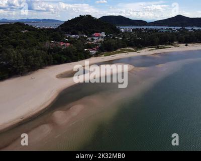 Un drone dell'orizzonte di Hat Samila Beach nella provincia di Songkhla, Thailandia, con le colline sullo sfondo Foto Stock