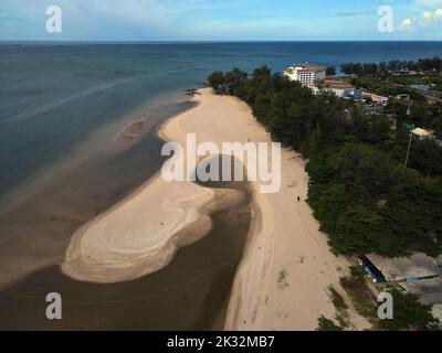 Un drone shot dell'orizzonte di Hat Samila Beach nella provincia di Songkhla, Thailandia Foto Stock