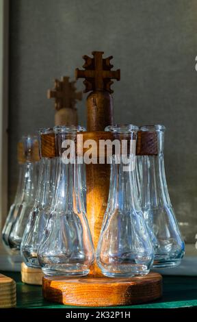 Piccole bottiglie di vetro tradizionali per servire il brandy. Foto Stock