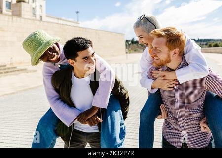 Gruppo multietnico di giovani felici che si divertono insieme Foto Stock