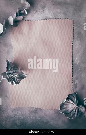 Elegante sfondo monocromatico con eucalipto, fiori secchi di giglio di cala dipinto di rosa metallizzato. Spazio di copia, posizionare il testo su carta. Basso contrasto Foto Stock