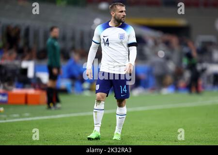 Milano, Italia. 23rd Set, 2022. Luke Shaw of England guarda durante la UEFA Nations League Una partita di Gruppo 3 tra Italia e Inghilterra a San Siro il 23 settembre 2022 a Milano. Credit: Marco Canoniero/Alamy Live News Foto Stock