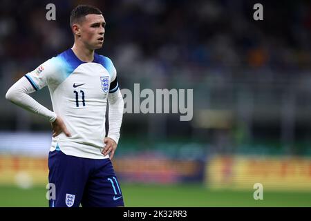 Milano, Italia. 23rd Set, 2022. Phil Foden d'Inghilterra si occupa della partita di calcio UEFA Nations League Group 3 tra Italia e Inghilterra a San Siro il 23 settembre 2022 a Milano. Credit: Marco Canoniero/Alamy Live News Foto Stock