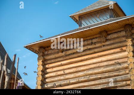 Città Zadonsk, regione di Lipetsk, Russia - 20 agosto 2021: Vecchia fortezza russa su una collina - una copia esatta delle fortezze dei secoli 4th-5th. SAF Foto Stock