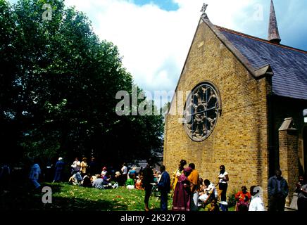 Famiglie a Barbeque dopo la Messa domenicale fuori dalla chiesa cattolica di St Joseph Roehampton Londra Inghilterra Foto Stock