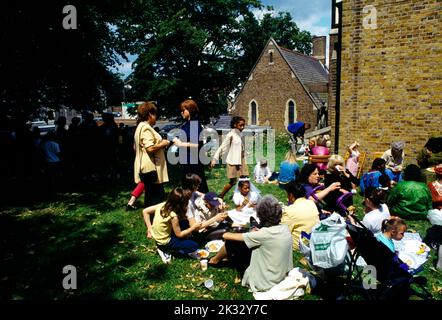 Famiglie a Barbeque dopo la Messa domenicale fuori dalla chiesa cattolica di St Joseph Roehampton Londra Inghilterra Foto Stock