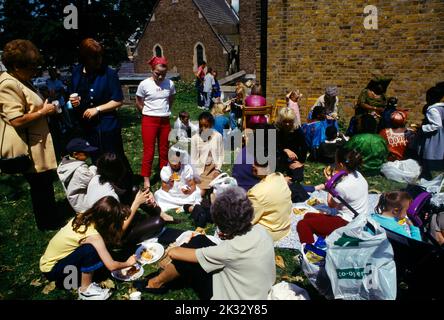 Famiglie a Barbeque dopo la Messa domenicale fuori dalla chiesa cattolica di St Joseph Roehampton Londra Inghilterra Foto Stock