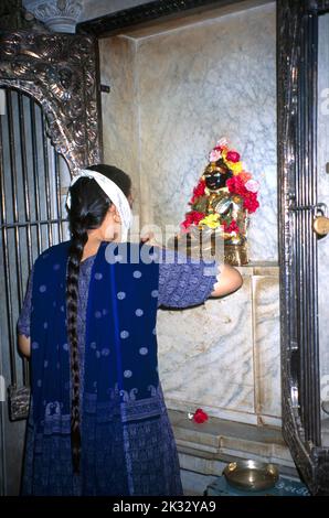 Mumbai (precedentemente Bombay) India Adishwarji Jain Tempio adorazione Jain Idol sciarpa sopra la bocca Foto Stock