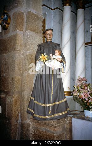 Cambados Galicia Spagna Iglesia de San Francisco Statua di Antonio di Padova & Baby Jesus Church faceva parte del Monastero Francescano Foto Stock