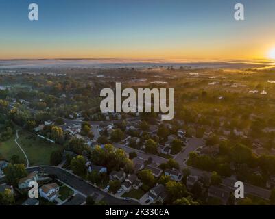 Nebbiosa alba caduta sopra l'area residenziale di Fort Collins nel Colorado settentrionale, vista aerea Foto Stock